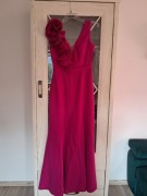 Sukienka z ozdobnym kwiatem