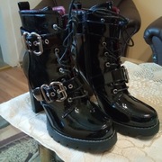 Botki czarne z klamrami, lakierowane.