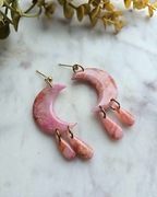 Czerwono-różowe marmurkowe kolczyki księżyce z gliny polimerowej 