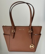 MICHAEL KORS brązowa torebka CHARLOTTE LARGE LOGO skórzana TOTE BAG brelok 