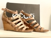 Ecco,skórzane sandałki na koturnie 