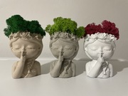 Dziewczynka betonowa z chrobotkiem