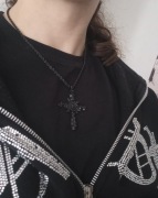 Czarny Naszyjnik GOTYCKI – Krzyż z Różą – Styl Alt/Grunge