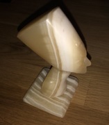 Figurka egipskiej królowej Nefertiti z alabastru