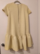 Pastelowo żółta sukienka Cocomore z falbaną – nowa z metką