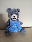 Szary miś pluszowy w niebieskiej sukience pluszak maskotka handmade ręcznie