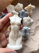 świeca sojowa - ciało kobiety