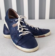 Granatowe skórzane buty – klasyka i wygoda w jednym! 