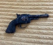 Zabawka dziecięcy Pistolet Rewolwer korkowiec lata 70 PRL metal