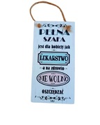 Drewniana tabliczka Pełna szafa… – zabawna ozdoba dla kobiet