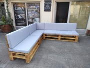 Narożnik ogrodowy na wzór palet 