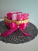 Box w kształcie serca, róż mydlanych i słodyczy.