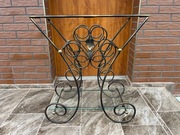 Dekoracyjny stojak na wino z metalową ramą i szklanymi półkami