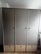 Szafa JYSK 3-drzwiowa z szufladami 