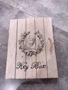 Skrzynka skrytka wieszak na klucze drewniana 21x24cm