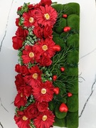 Oryginalna kompozycja kwiatowa z mchem 