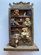 Figurka Dollhouse furniture Teddy Bear Book Shelf K"S collection Vintage