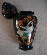 Wazon z białymi żurawiami