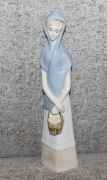 Porcelanowa figurka kobieta z koszykiem