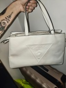  Oryginalna torebka GUESS – Elegancki biały kuferek z tłoczonym logo