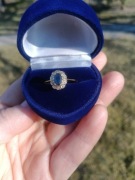 Złoty pierścionek próba 585, szafir + 10 diamentów