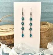 Delikatne wiszące kolczyki w kwiatki