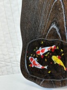 Japoński ręcznie wykonany stojak z drewna keyaki z motywem karpia koi