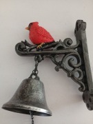 Dzwonek do powieszenia z ptakiem z żywicy długość całkowita 23 cm średnica 