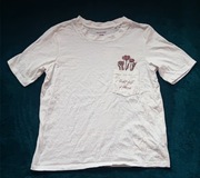 Młodzieżowy biały t-shirt oversize z ozdobnymi nadrukami