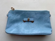 Mała niebieska kosmetyczka z kokardką