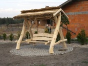 PIĘKNA HUŚTAWKA OGRODOWA Z BALI Z DACHEM TRZCINOWY