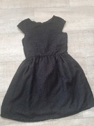 Elegancka czarna sukienka.