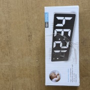 budzik LED model GH0712L z lustrzaną powierzchnią i termometrem