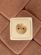 Gniazdko pojedyncze z bolcem Simon beżowy