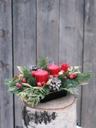 Świąteczny stroik na stół ze świecami