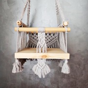 Huśtawka z makramy z drewnianym siedziskiem