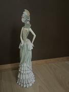 Figurka kobiety w sukni