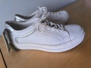 Białe skórzane sneakersy Lasocki