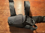 Kabura udowa na pistolet Mil-Tec uniwersalna regulowana czarna