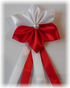 Duży kotylion narodowy przypinka -kwiat kanzashi biało czerwony. 