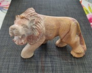 Piękny marmurowy lew, misternie rzeźbiony, kamień, marmur różowy,  antyk