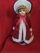 Porcelanowe Lalka w bordowym płaszczyku Leonardo