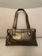 Stylowa torebka do ręki w kolorze khaki – idealna na co dzień i na wyjścia