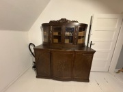 Piękny antyczny kredens