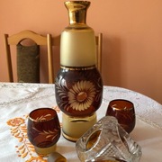 Zdobiona szklana karafka, kieliszki i cukierniczka