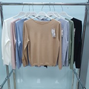 Lekkie swetry - wygodny i stylowy element garderoby na co dzień!