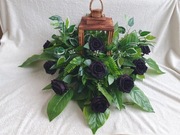 duży stroik na grób kapliczka lampion latarnia latarenka czarne róże znicz 