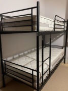 Łóżko piętrowe z dwoma materacami 