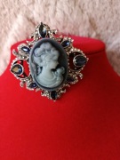 Dama Kameliowa barokowa broszka 