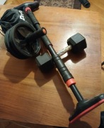 Przyrządy gimnastyczne: drążek, hantel, ekspander, roller